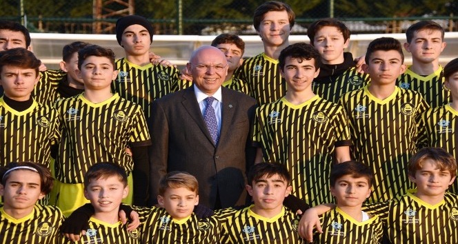 Başkan Eşkinat Tekirdağsporlu genç futbolculara malzeme desteğinde bulundu