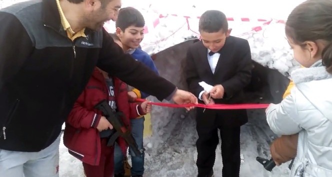 Ardahan’ın ’çılgın projesi’ Ilgar Dağı tünelini bitmeden çocuklar temsili açtı