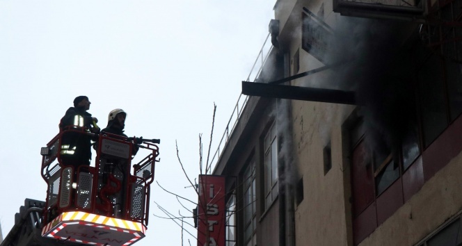 Kayseri&#039;de baza ve yatak imalathanesinde yangın
