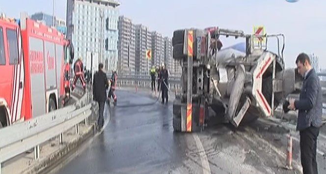 Bakırköy Sahil Yolunda beton mikseri devrildi
