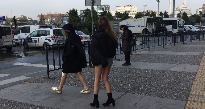 Oyuncu Feyza Civelek’e polise mukavemet gözaltısı