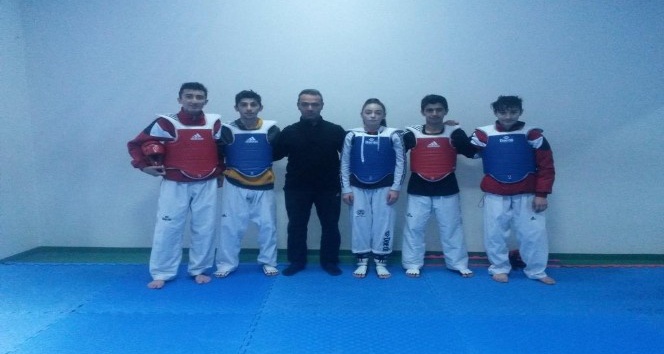 Yalovalı taekwondocular gözünü madalyaya dikti