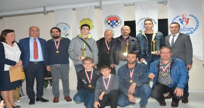 Dereceye giren satranç sporcuları ödüllerini aldı