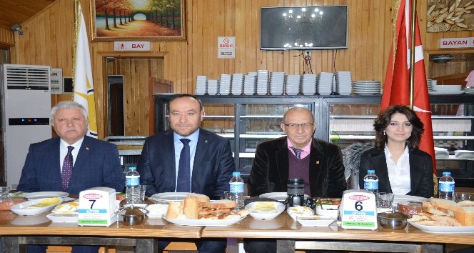 AK Parti’den gazetecilere kutlama