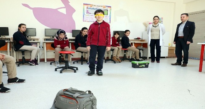 Yozgat’ta öğrenciler görme engelliler için mesafe sensörü tasarladı