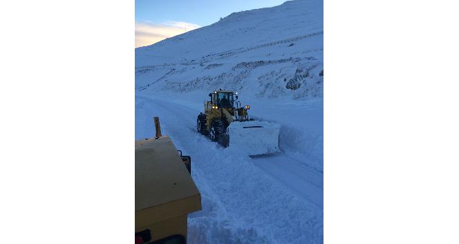Ardahan’da zor şartlarda karla mücadele çalışmaları