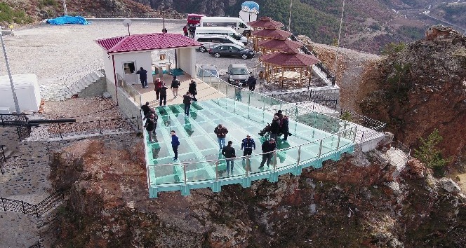 Torul Kalesi cam seyir terası büyülüyor