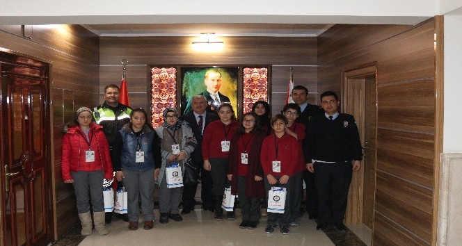 Karaman’da 15 öğrenci ile 1 veliye okul geçidi görevlisi belgesi verildi