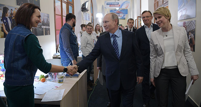 Rusya Devlet Başkanı Putin, seçim merkezini ziyaret etti