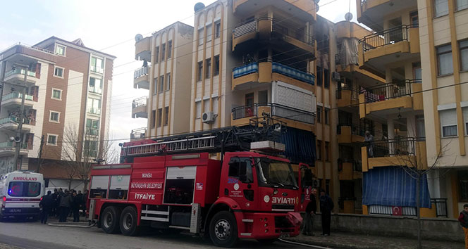 Manisa’da ev yangını korkuttu: 3 kişi dumandan etkilendi