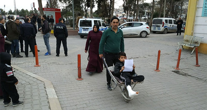 Ayağı kırılan oğlunu el arabasıyla hastaneye götürdü