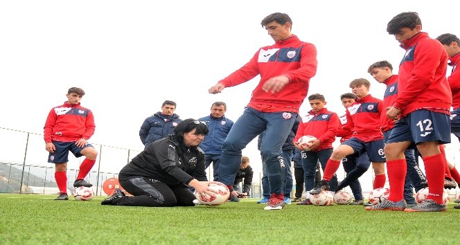 Futbolculara “ölü yaprak” dersi