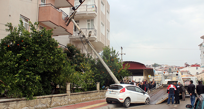 Alkollü sürücünün çarptığı elektrik direği 4 katlı binanın üzerine devrildi