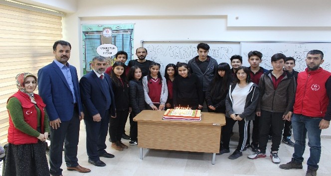 Karikatür eğitimlerini tamamlayan gençler pasta kesti