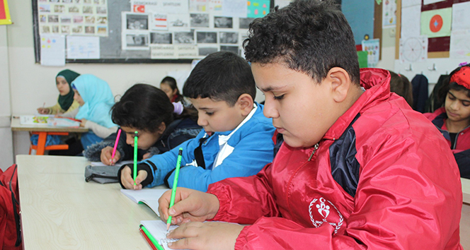 Bakışları ile fenomen olan Suriyeli çocuk okula başladı