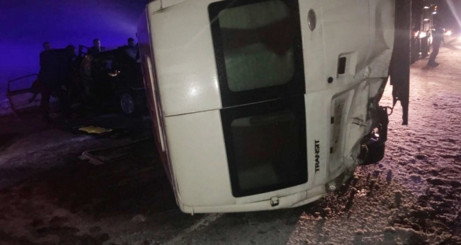 Otomobil ile işçileri taşıyan minibüs çarpıştı: 16 yaralı