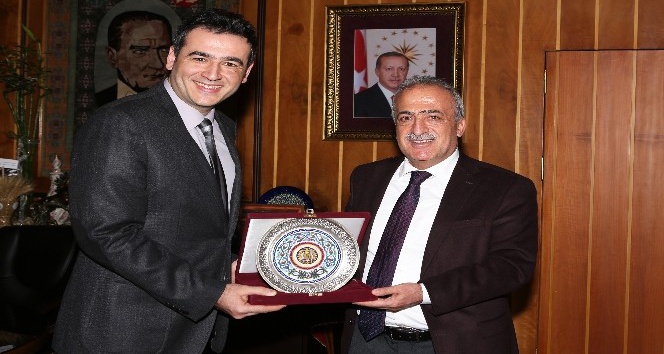 Rektör Çomaklı, TÜBİTAK Teşvik Ödülü Alan Doç. Dr. Önder Metin’i Tebrik Etti