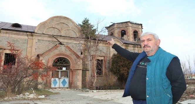 Rus Ortodoks Kilisesi’nin çatısında çam ağacı çıktı