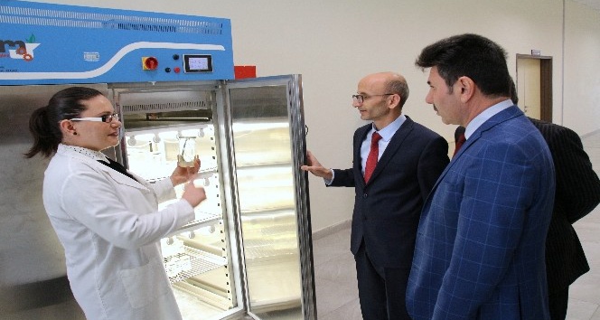 Rektör Karacoşkun, Araştırma laboratuvarını inceledi