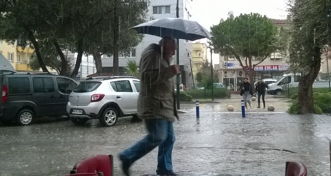 Didim’de şiddetli yağış yaşamı etkiledi