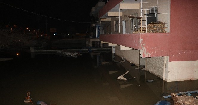 Kanalizasyon borusu patladı ev ve iş yerleri su bastı