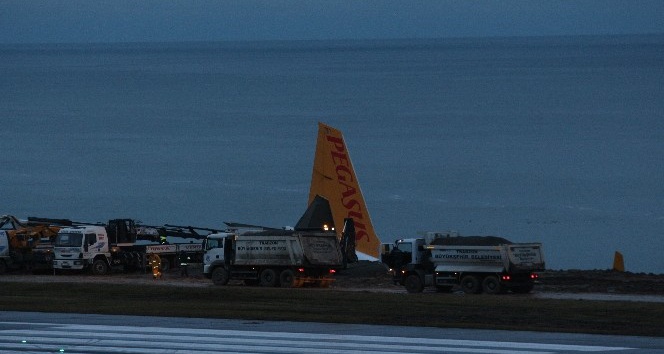Pegasus Havayolları’nın Trabzon’da pistten çıkan uçağı günün ağarması ile birlikte böyle görüntülendi