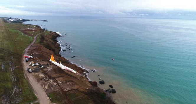 Pegasus Havayolları’nın Trabzon’da pistten çıkan uçağı günün ağarması ile birlikte havadan görüntülendi