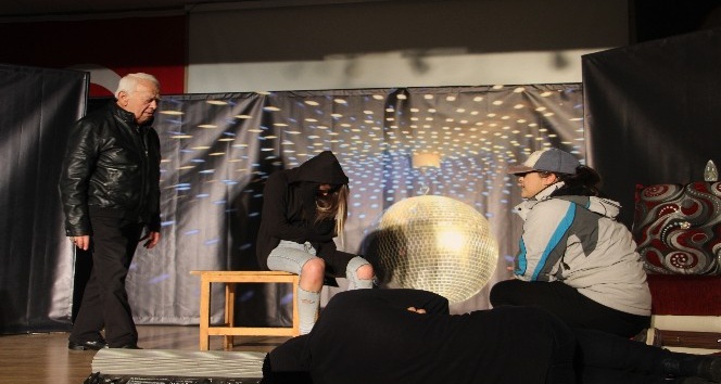 Kumluca’da öğrenci ve yetişkinler için tiyatro oyunu