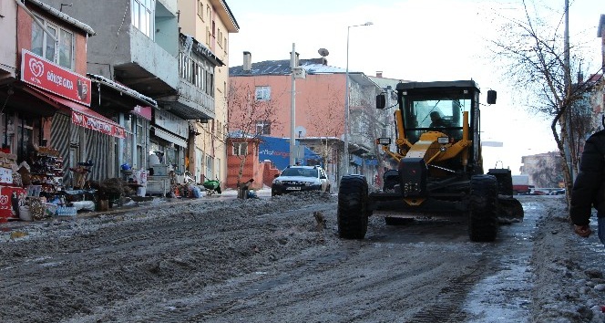 Ardahan Belediyesi ekipleri kar ve buz temizliğini sürdürüyor