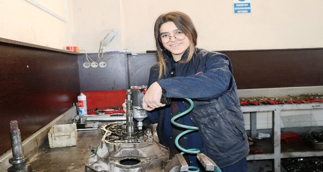 Oto tamircisi genç kız, yerli otomobil üretiminde görev almak istiyor
