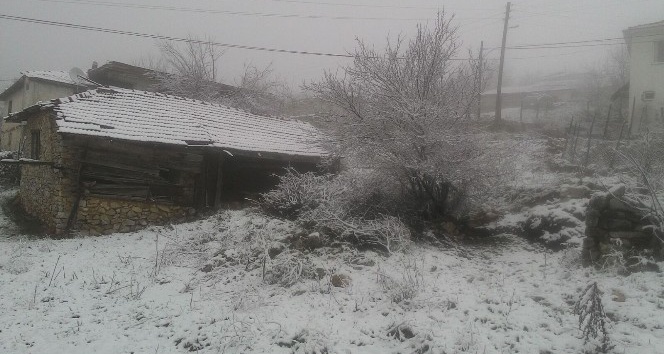 Dursunbey’in yüksek kesimlerinde kar yağışı etkili oldu