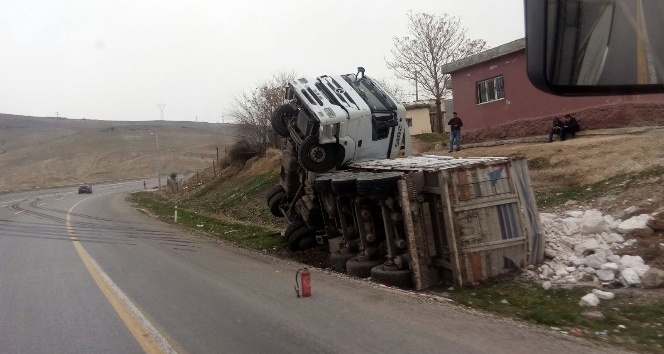 Virajı alamayan kamyon yan yattı