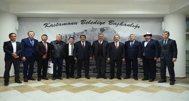 Narın Valisi Amanbay Kayıpov, Belediye Başkanı Tahsin Babaş’ı makamında ziyaret etti