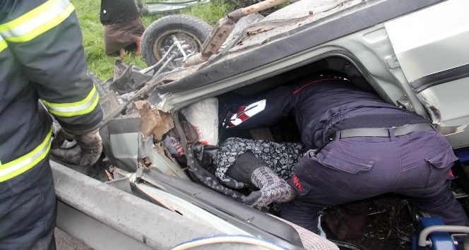 TEM Otoyolu’nda takla atan otomobilin yaralı sürücüsü eşi için yardım istedi