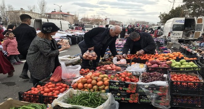 Vali Zorluoğlu ve eşi pazar alışverişinde