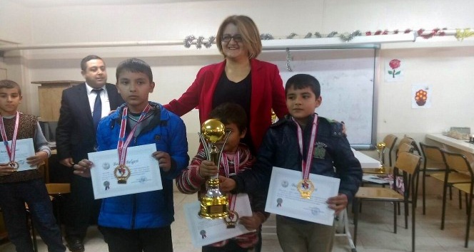 Satranç turnuvasında dereye girenlere ödülleri verildi