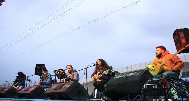 Grup Abdal Kızıltepelilere duygu dolu anlar yaşattı
