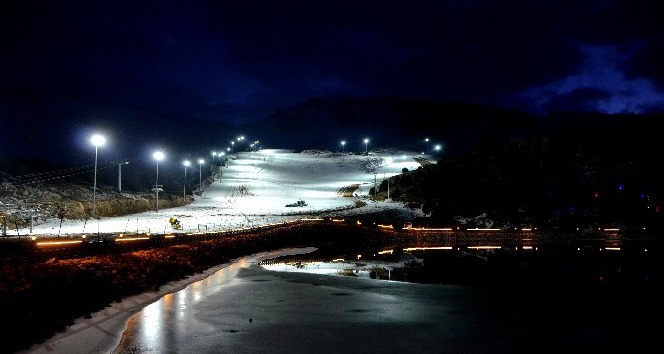 Ergan Dağı kayak merkezinin gece manzarası büyüledi