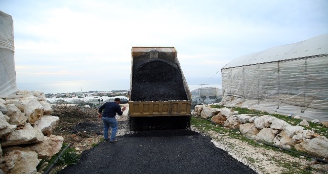 Erdemli’de asfaltlama çalışmaları devam ediyor