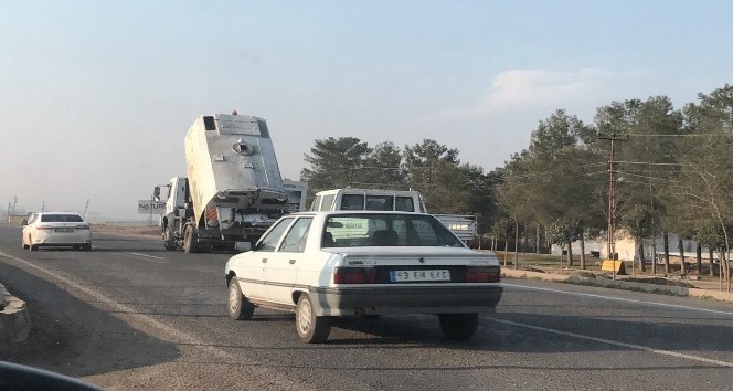 Damperi açık çöp kamyonunun tehlikeli yolculuğu