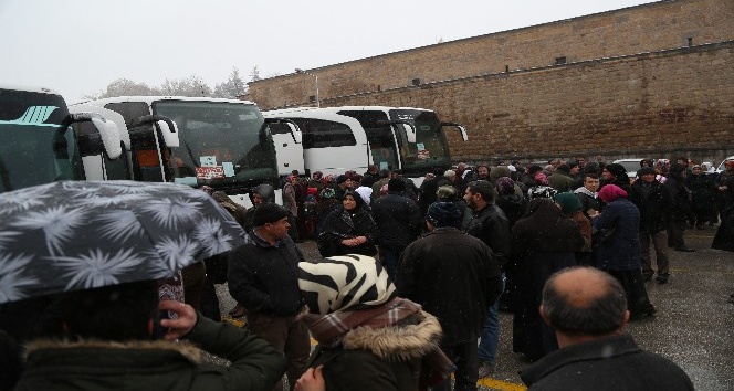 Umre yolcularını Niğde Belediye Başkanı Özkan uğurladı