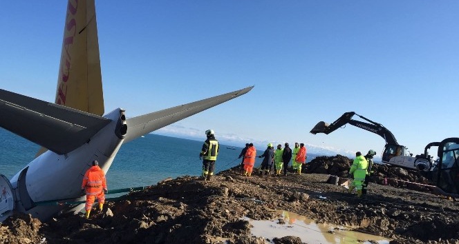 Trabzon’da pistten çıkan yolcu uçağının bulunduğu yerden çıkarılması için çalışmalar sürüyor