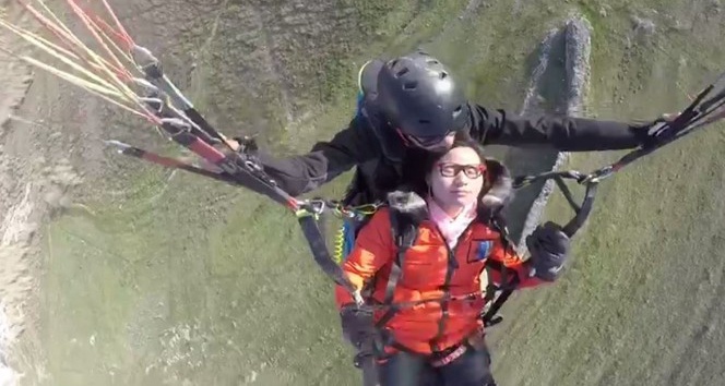 Çinli turist yamaç paraşütünü yaparken gökyüzünde bayıldı