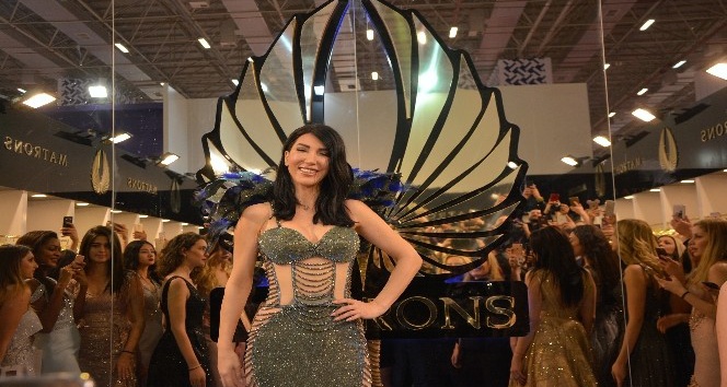 Gelinlik fuarında Hande Yener izdihamı