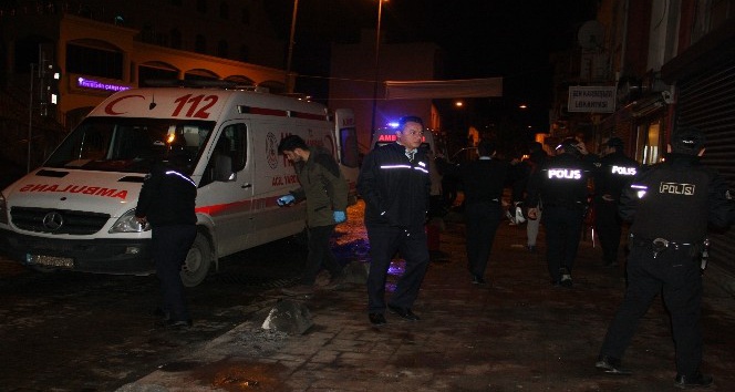 Beyoğlu’nda pidecide oturan müşterilere silahlı saldırı: 3 yaralı