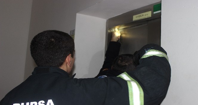 (ÖZEL HABER) 12. katta asansörde mahsur kalan kızları itfaiye kurtardı