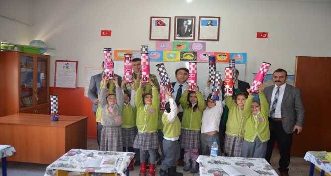 Hozat’ta öğrencilere satranç takımı dağıtıldı