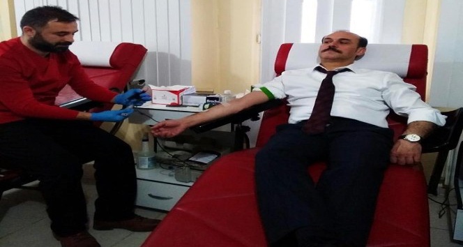 Vali Kemal Yurtnaç kan bağışında bulundu
