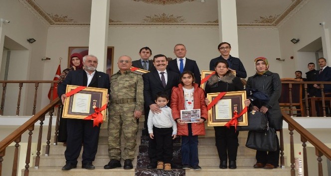 Erzincan’da şehit ailelerine ve gazilere devlet övünç madalyası ve beratı