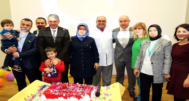 Yozgat Şehir Hastanesi birinci yılını pasta keserek kutladı